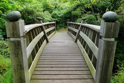 Adiante ou A diante: Qual o correto? - VouPassar